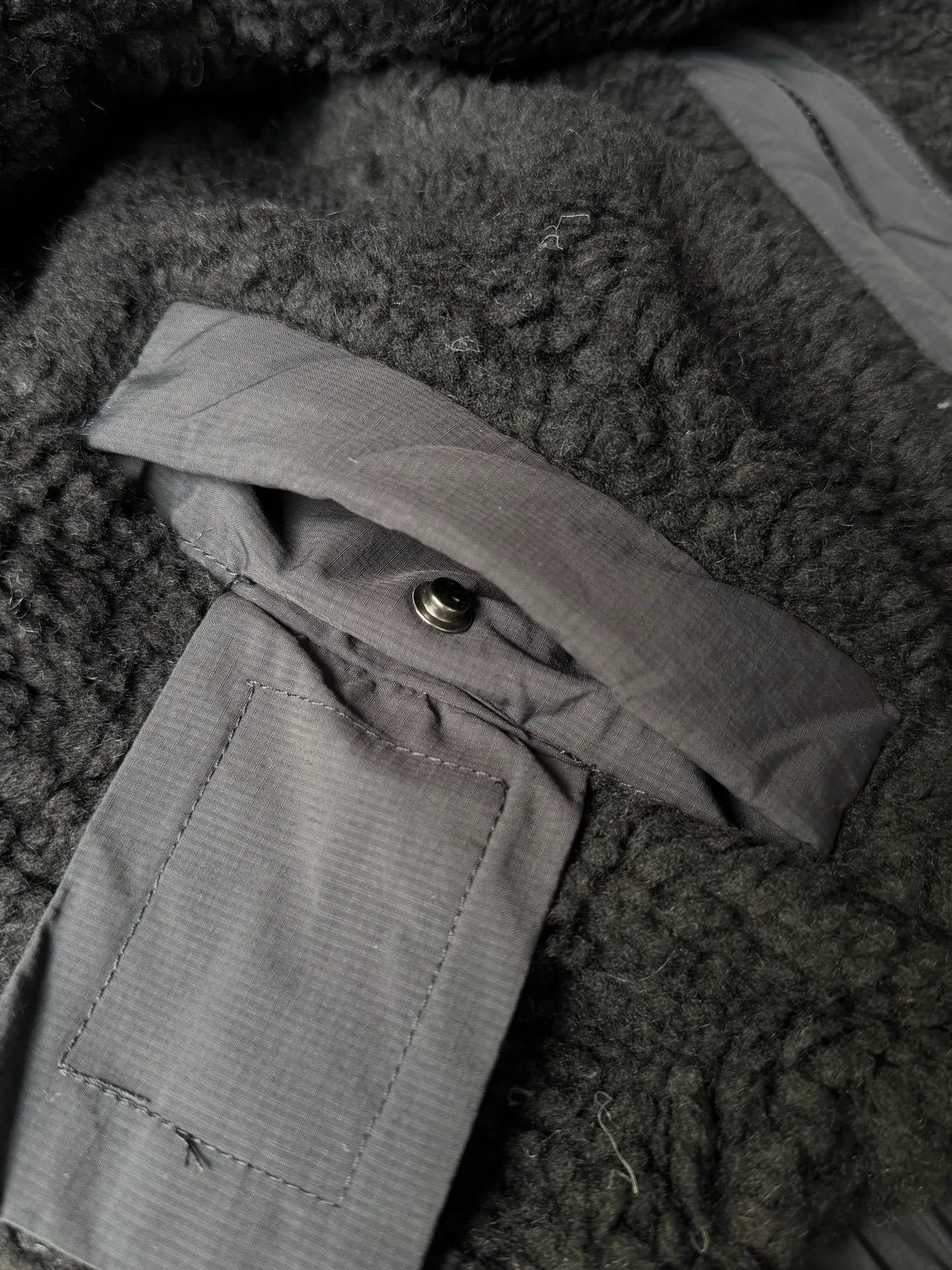P800 canada goose/大GOose 25 reversible lamb wool flight jacket. It can be worn as a front or back and can be reshaped in any way. The inside and outside are the same color. The embroidered label pattern on the sleeve wall is limited. One side is made of lamb wool. It is delicate and gentle. The plush texture is light and full! The inner lining is polyester, which instantly transforms into an outdoor sports style! Basic neutral style can be combined at will, the most practical size: S M L Color: gray khaki black